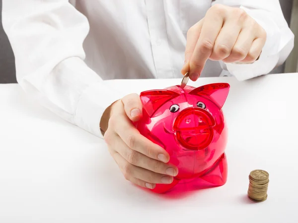 Femme d'épargne mettant pièce de monnaie dans la tirelire. Épargne, finances, économie et concept d'habitation — Photo