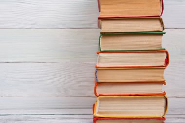 Ahşap masa üzerinde kitap yığını. Okula dönüş. Kopya alanı