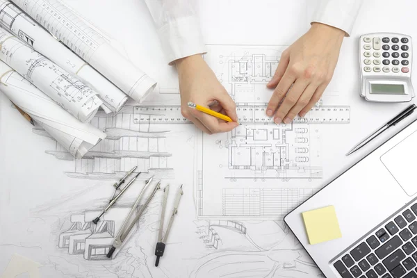 設計図に取り組む建築家。建築家の職場-建築プロジェクト、設計図、定規、計算機、ラップトップと分周器コンパス。建設コンセプト。工具 — ストック写真