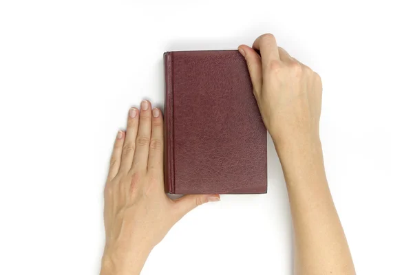 Mani tenere vuoto libro rosso copertina rigida su sfondo bianco — Foto Stock