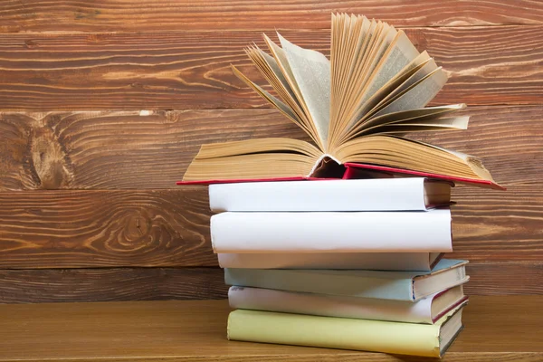 Libro abierto, libros de tapa dura sobre mesa de madera. De vuelta a la escuela. Copiar espacio — Foto de Stock