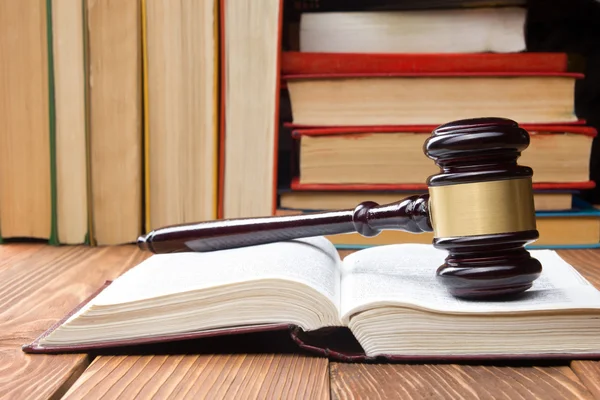 Książki prawo z sędziów drewniany młotek na stół w biurze egzekwowanie prawa lub sali. — Zdjęcie stockowe
