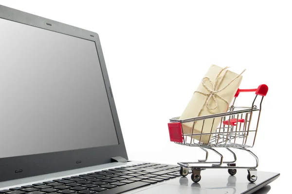 Concetto di shopping online: carrello vuoto, laptop e tablet, smartphone isolato su sfondo bianco. Copia spazio per testo . — Foto Stock