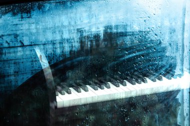 Yağmurlu bir günde pencerenin arkasında su damlaları olan bir piyano. Seyahat yolu için müziği gevşetin. Piyano müzik kavramı soyut arkaplan. 3d illüstrasyon