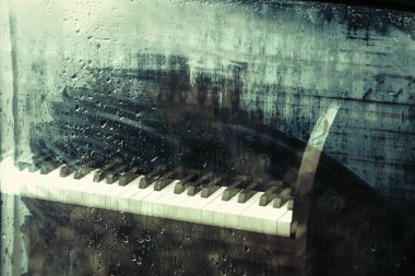 Yağmurlu bir günde pencerenin arkasında su damlaları olan bir piyano. Seyahat yolu için müziği gevşetin. Piyano müzik kavramı soyut arkaplan. 3d illüstrasyon