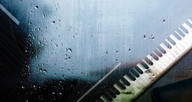 Yağmurlu bir günde pencerenin arkasında su damlaları olan bir piyano. Seyahat yolu için müziği gevşetin. Piyano müzik kavramı soyut arkaplan. 3d illüstrasyon