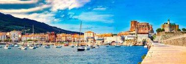 Balıkçı köyü ve rıhtım. İspanya 'da deniz manzarası. İspanya' nın kıyı kasabaları. Castro Urdials. Cantabria.