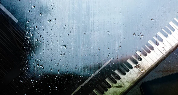 Klavier Hinter Dem Fenster Mit Wassertropfen Einem Regnerischen Tag Entspannen — Stockfoto