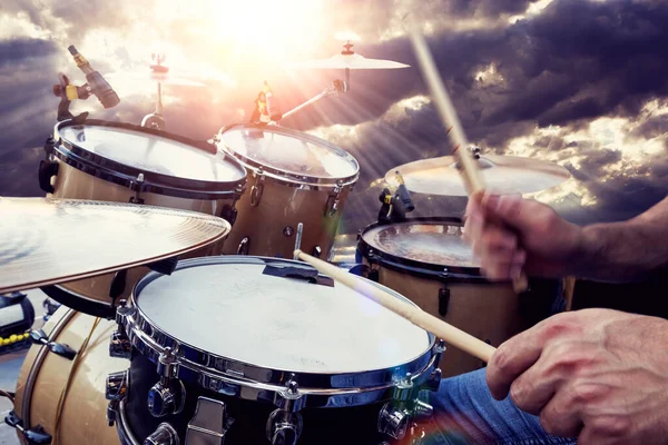 音楽の背景 ドラムと音楽コンサートのコンセプトを演奏する ステージ上のライブ音楽とロックバンド — ストック写真