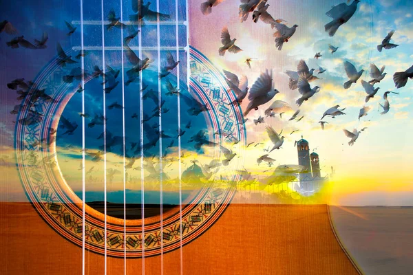 Composición Guitarra Acústica Doble Exposición Atardecer Palomas Volando Concepto Música —  Fotos de Stock