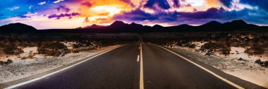 Manzaranın içinden Lanzarote doğal parkına giden yol. Görüntü keşfedilmemiş yolculuklar ve maceralarla ilgili..