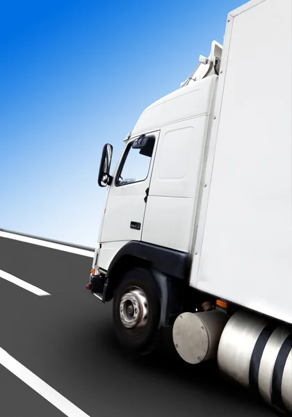 Vrachtwagens en weg verticaal — Stockfoto