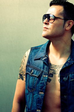 Adam dövme ve güneş gözlüğü