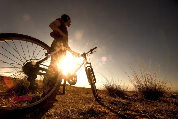 Mountainbike en zonsondergang landschap — Stockfoto