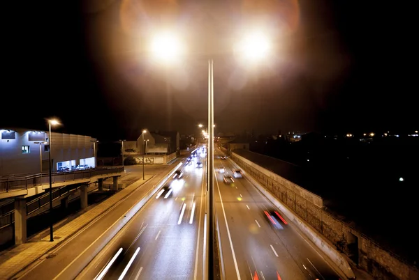 Verkeer en stadsgezicht nachts — Stockfoto