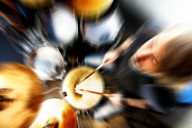 Canlı müzik ve davulcu. Müzik enstrümanı