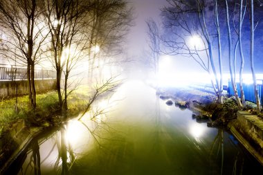 Gece cityscape ve su kanal