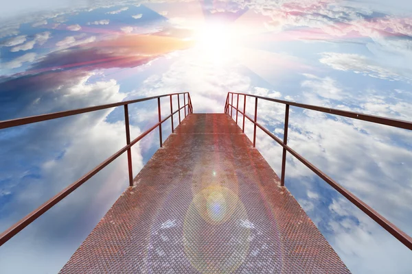 Gehweg zum Himmel — Stockfoto