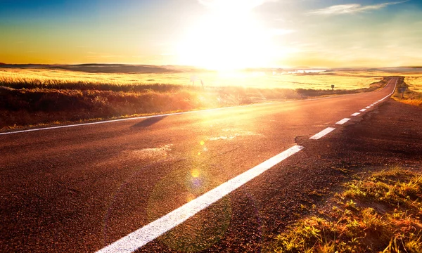 Road trip koncept och solnedgång — Stockfoto