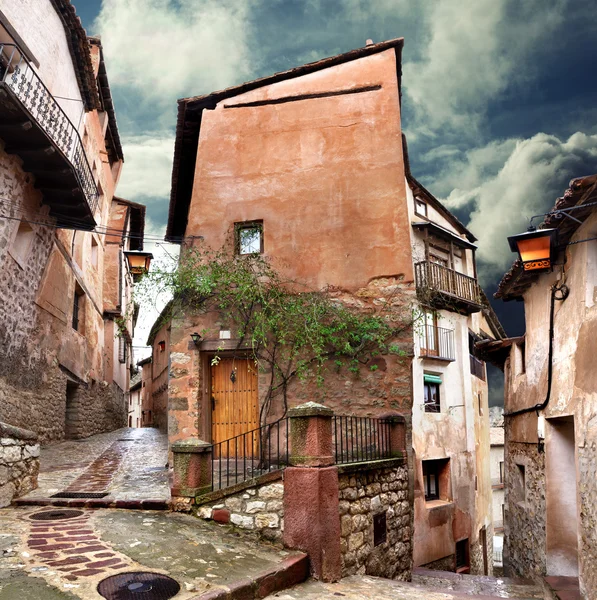 Casa surrealista y cielo tormentoso — Foto de Stock