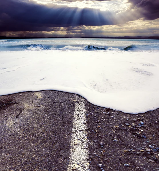 Carretera y mar.Concepto de tormenta marina —  Fotos de Stock