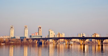 gün batımında şehir