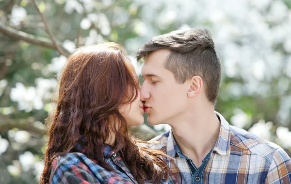 Jonge gelukkig liefde — Stockfoto