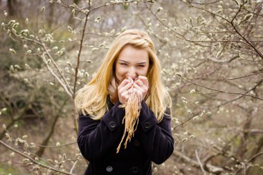 Mutlu gülümseyen kadın