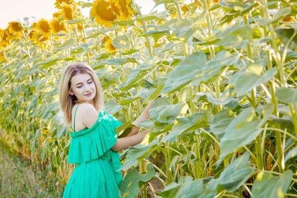 美丽的少女在向日葵中快乐地微笑 — 图库照片