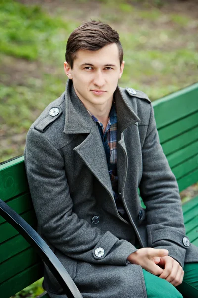 グレーのコートを着た若い男 — ストック写真