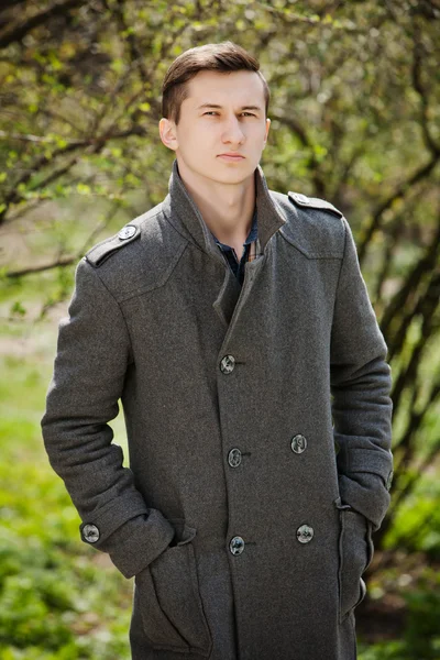 Jeune homme en manteau gris — Photo