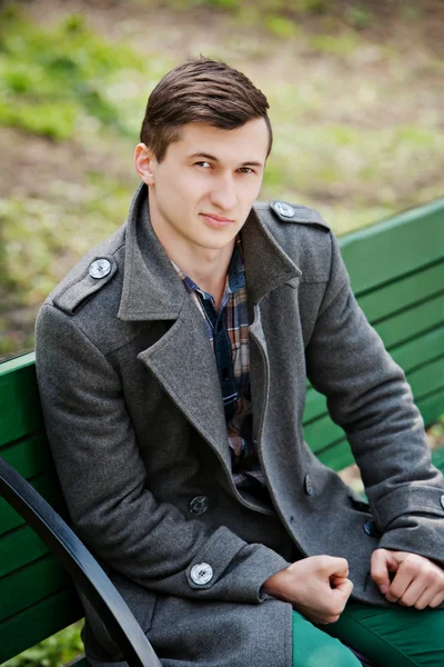 Νεαρός άνδρας σε ένα γκρι παλτό — Φωτογραφία Αρχείου