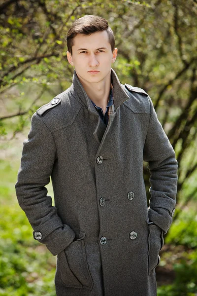 年轻男子穿着灰色外套 — 图库照片