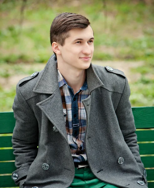 Joven con un abrigo gris — Foto de Stock