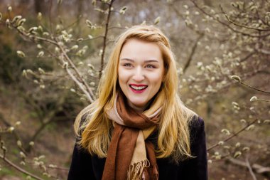 Mutlu gülümseyen kadın