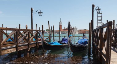 İtalya 'da öğle vakti ünlü gondolları olan Venedik
