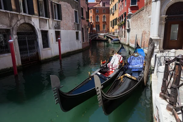 Gandolas Narrow Canal Venice Italy — Stock Photo, Image