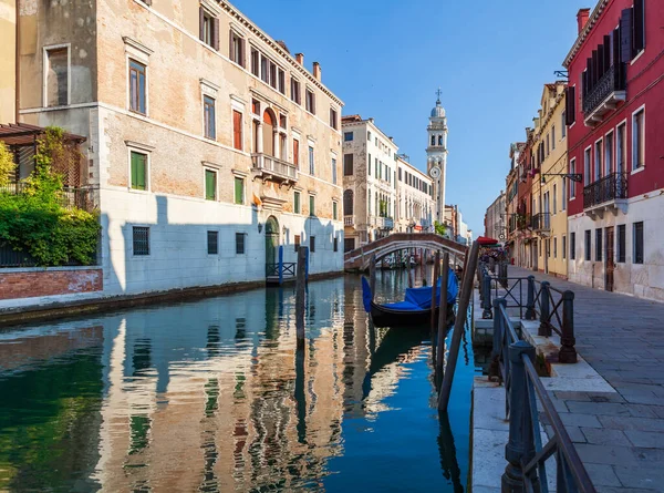 Venice Cityscape Narrow Water Canal Campanile Church Background Traditional Buildings — Stock Photo, Image