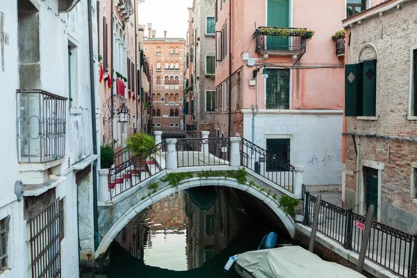 Bridge Narrow Water Canal Venice Old Colorful Buildings Balconies Brick — Stock Photo, Image