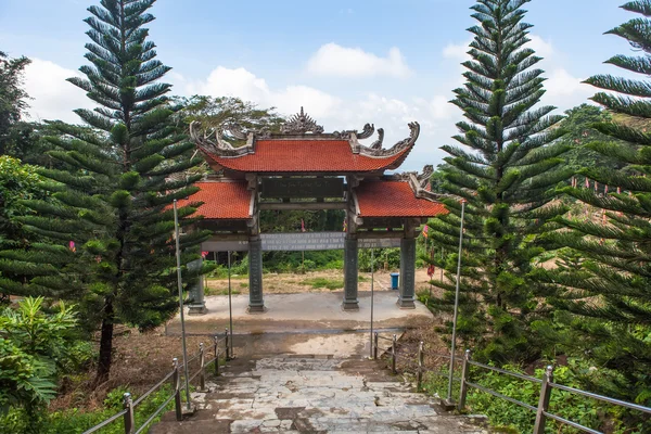Voornaamste toegangspoort tot de pagode. Vietnam. — Stockfoto