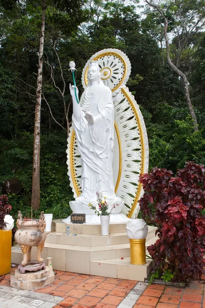 Estátua de Buddah na montanha Ta Cu, Vietnã . — Fotografia de Stock