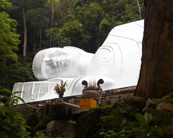 Estatua de buda acostada en la montaña Ta Cu, Vietnam . — Foto de Stock