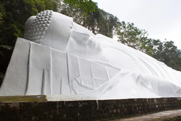 Lying Buddah statue in Ta Cu mountain, Vietnam. — Stock Photo, Image