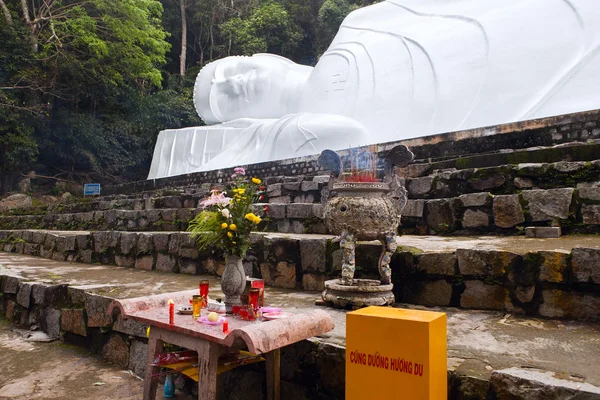 Liggande buddah staty i ta cu berg, vietnam. Royaltyfria Stockfoton