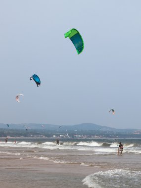 Kitesurfing gösteri sırasında kimliği belirsiz kişi