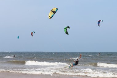 Kitesurfing gösteri sırasında kimliği belirsiz kişi