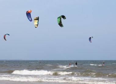Kitesurfing gösteri sırasında kimliği belirsiz kişi