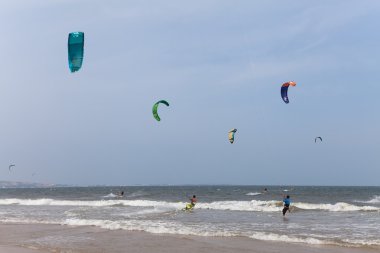 Kitesurfing gösteri sırasında kimliği belirsiz kişi