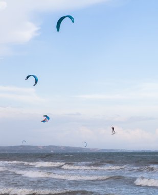 Kitesurfing gösteri sırasında kimliği belirsiz kişi