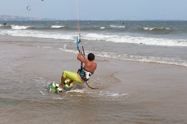 Personas no identificadas durante la demostración de kitesurf —  Fotos de Stock
